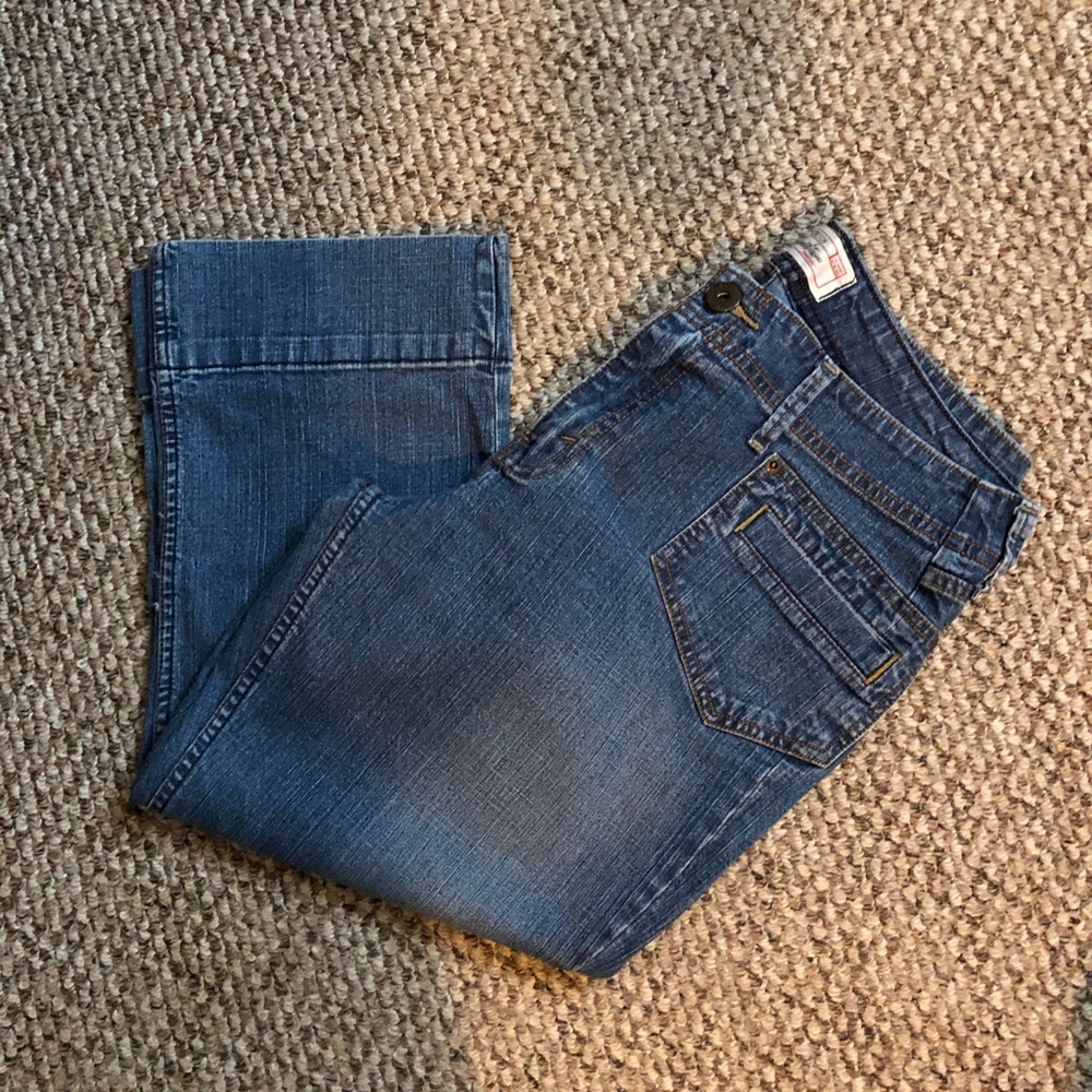 Levi’s stretch capris